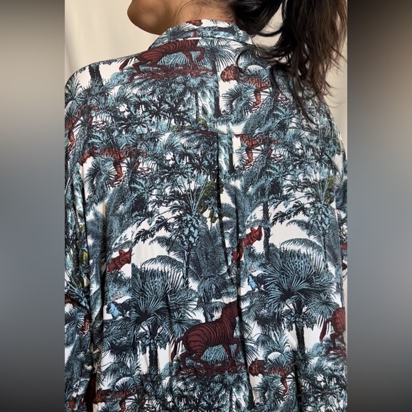 Jungle printed blouse in stunning blue burgundy color wave - Picture 7 of 7